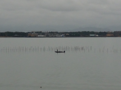 琵琶湖大橋西詰めから眺めた南湖は小雨微風のベタナギ。釣り中のボートはポツリポツリと見えるだけで湖上はガラ空きです（2月25日13時頃）